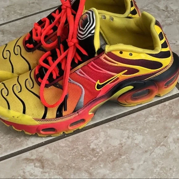 Nikes - Picture 2 of 3